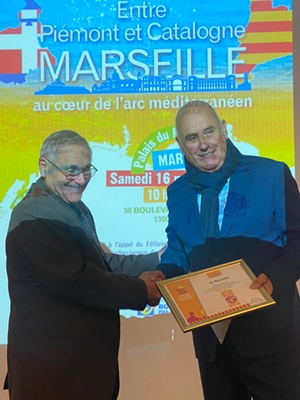 Guy Revest remet le diplôme du Forum d'Oc à Christian Bosq, l'élu délégué à la Langue et Culture régionale de Marseille (photo Aymeline Recours DR)