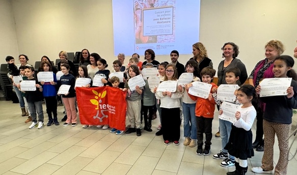 Après la Dictada une partie des écoliers viennent recevoir leurs prix ...et les félicitations du jury. Eux auront déjà participé, dans leur établissement (photo MA DR)