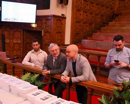 Responsables associatifs, officiels de l'Education Nationale et Elus locaux discutent de l'avenir des enseignements de langue régionale avec Jérémie Marçais, l'auteur du texte de la Dictada(photo XDR)